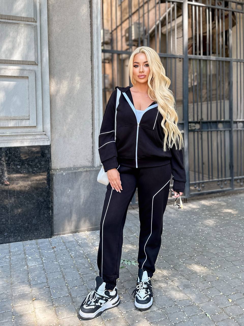 Dres damski plus size z bocznymi zamkami 8130