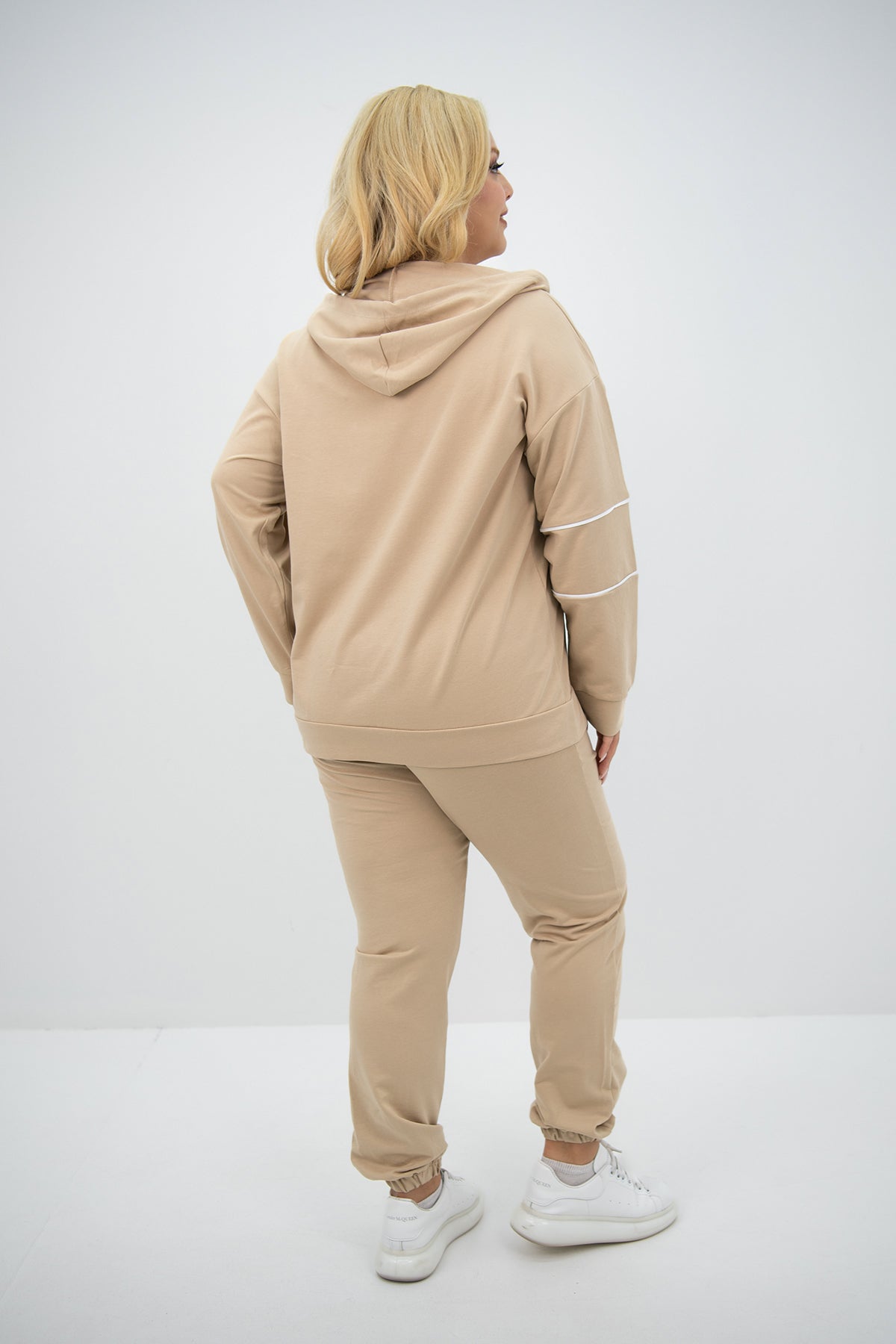 Dres damski plus size z bocznymi zamkami 8130