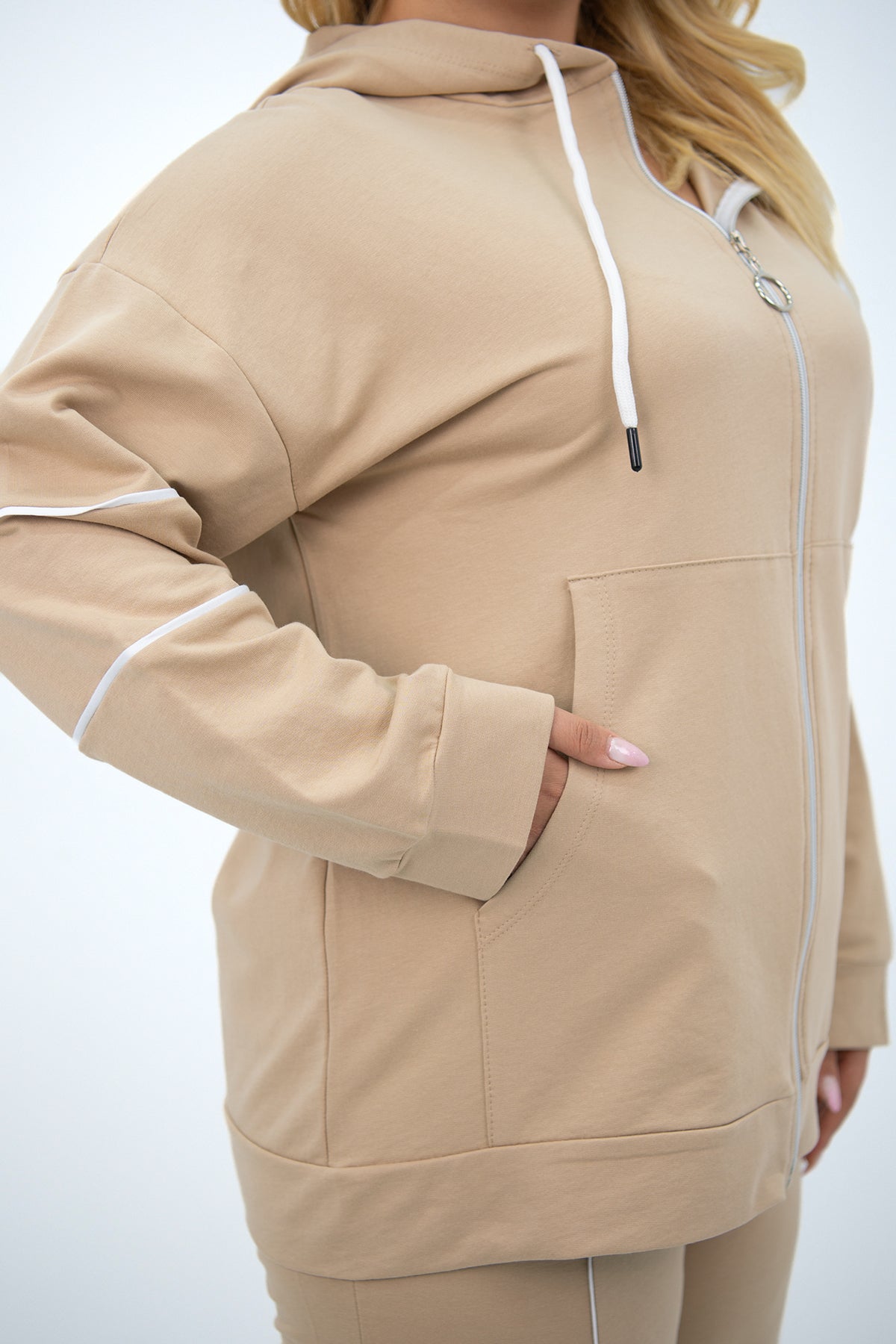 Dres damski plus size z bocznymi zamkami 8130