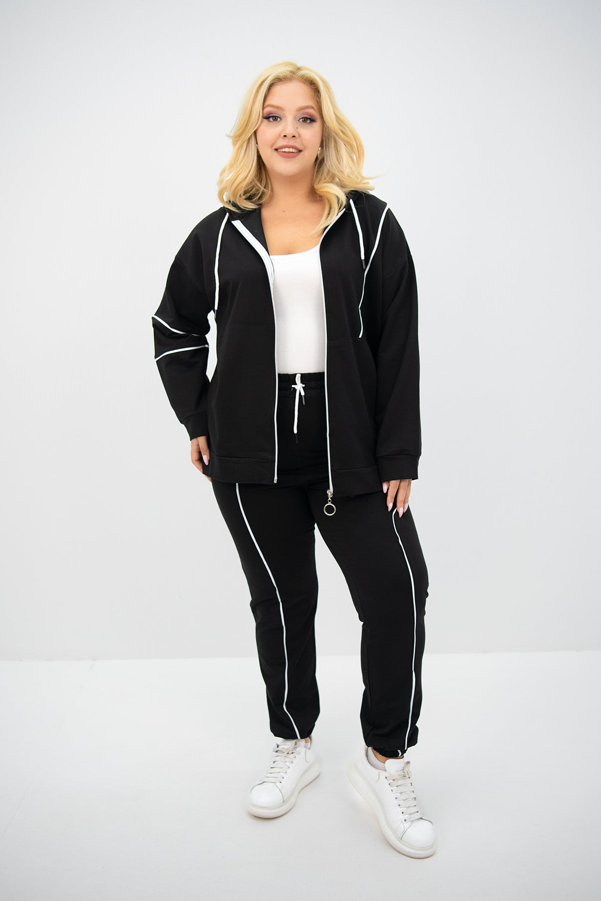Dres damski plus size z bocznymi zamkami 8130