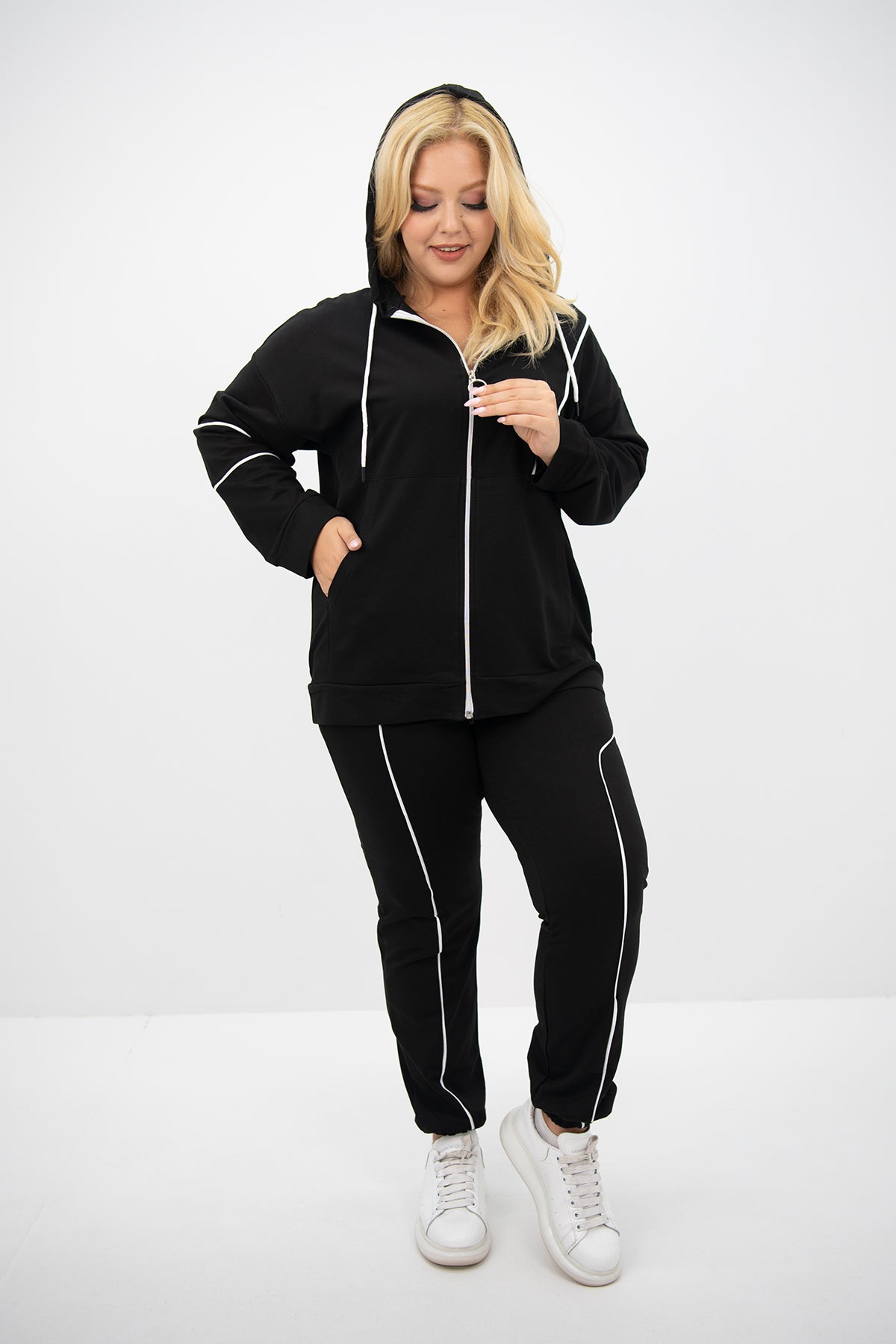 Dres damski plus size z bocznymi zamkami 8130