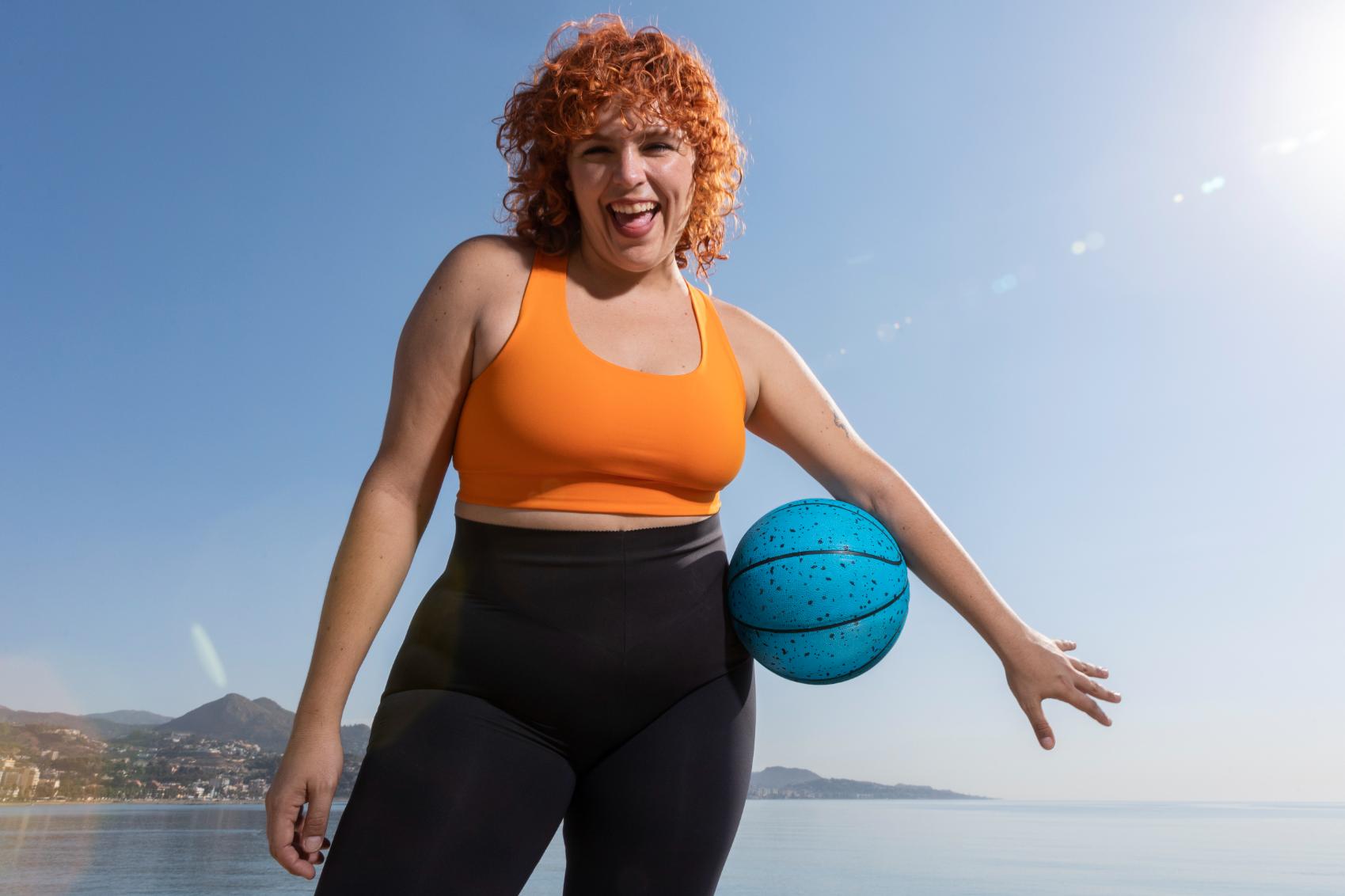 Tinute sport dama - femeie, haine, minge