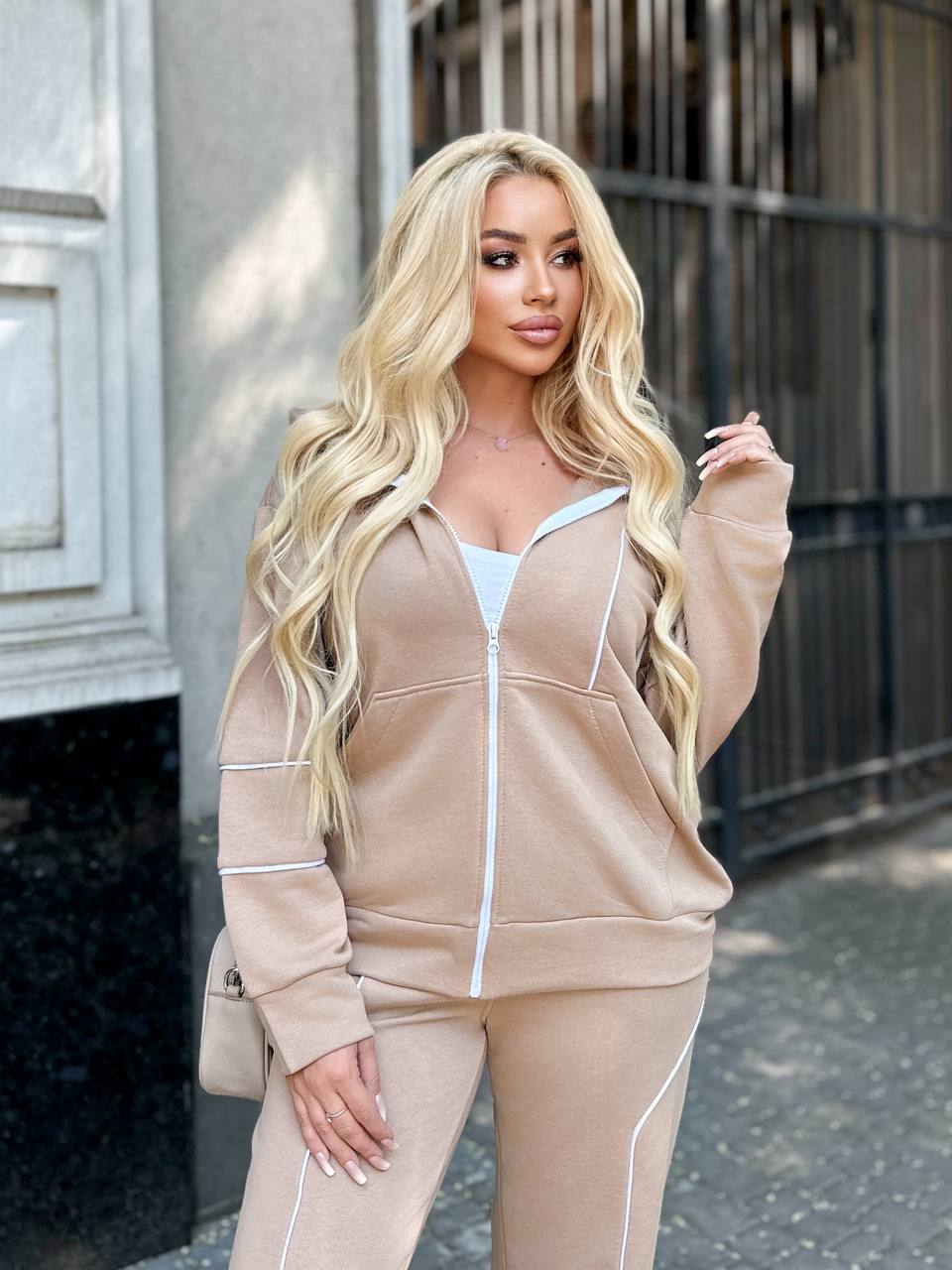 Dres damski plus size z bocznymi zamkami 8130