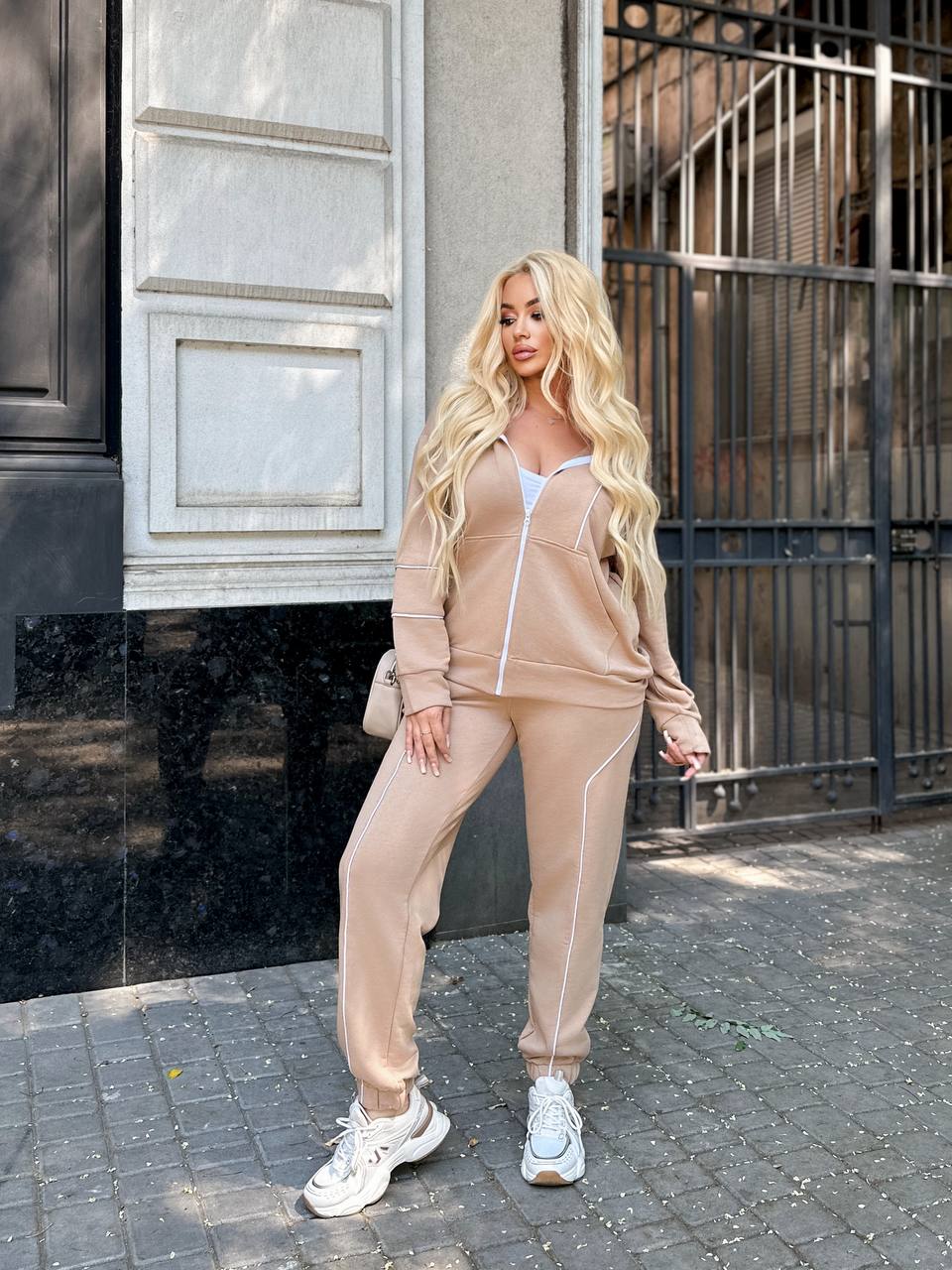 Dres damski plus size z bocznymi zamkami 8130