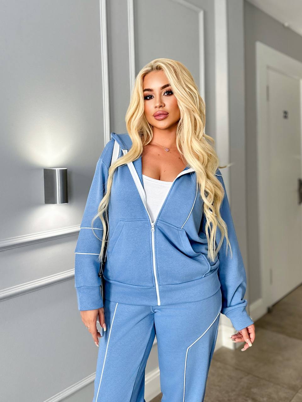 Dres damski plus size z bocznymi zamkami 8130