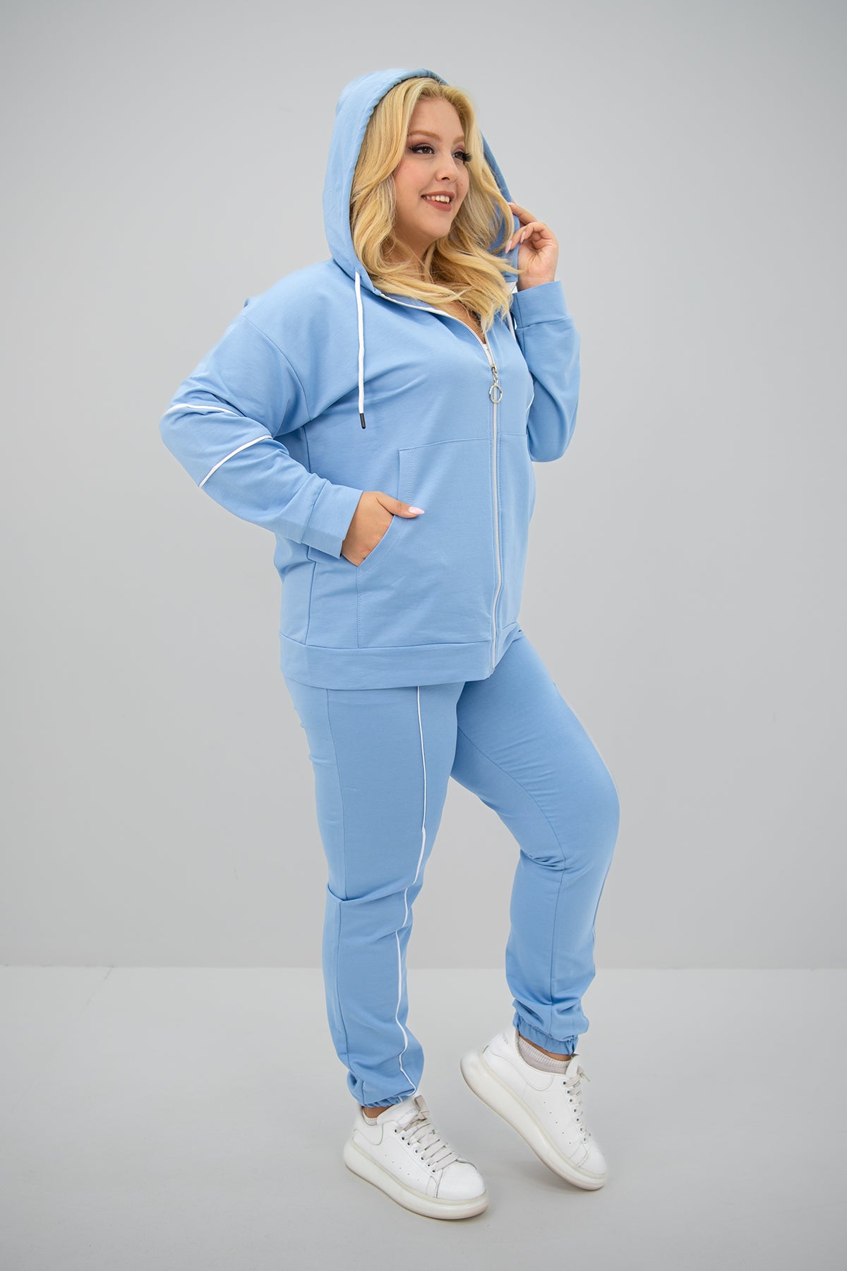 Dres damski plus size z bocznymi zamkami 8130