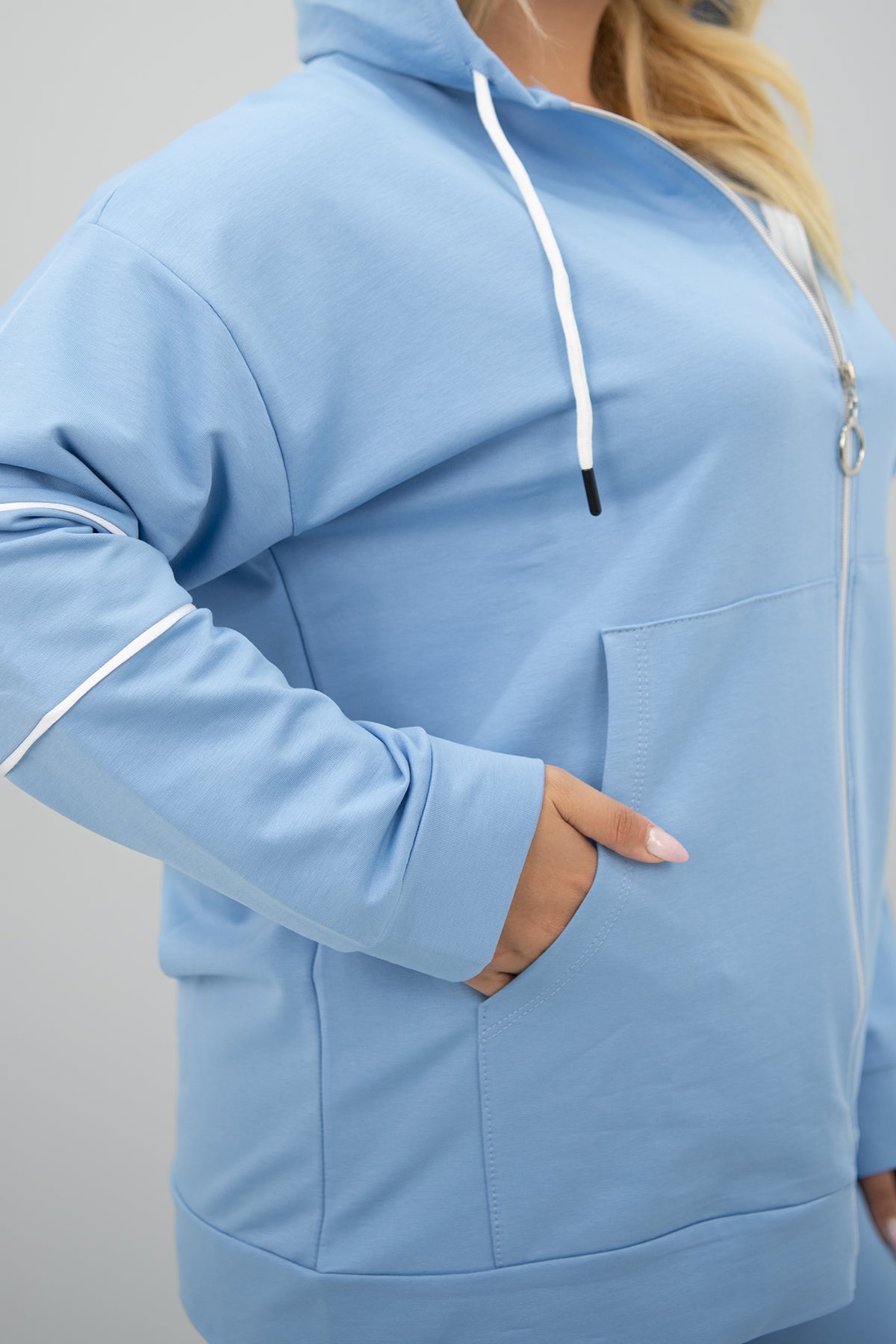 Dres damski plus size z bocznymi zamkami 8130